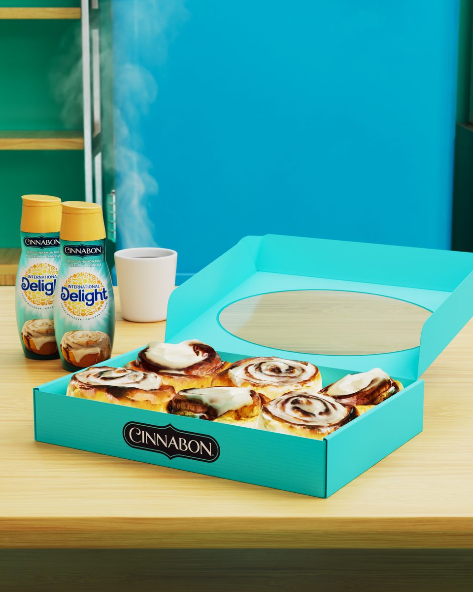 Packshot final : boîte Cinnabon, bouteilles International Delight et café