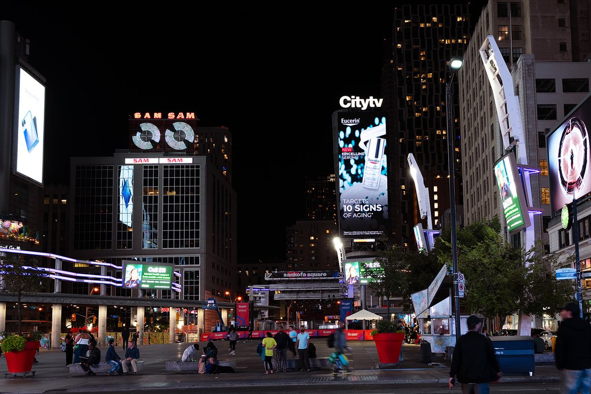 Yonge & Dundas de nuit, campagne Eucerin