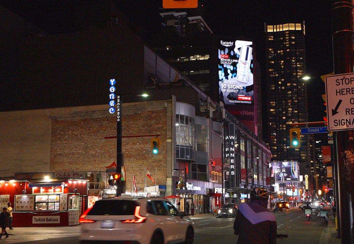 Vue depuis la rue Yonge, de nuit