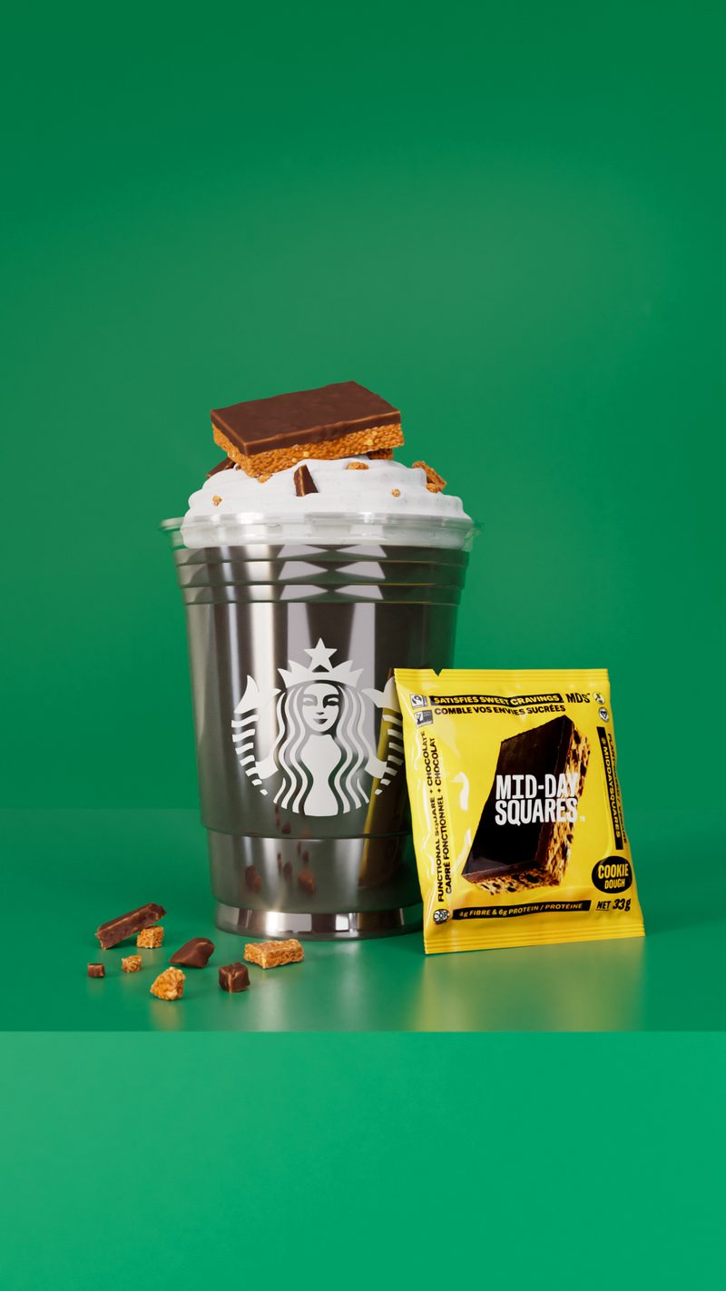 Packshot final : gobelet, barre et paquet jaune sur fond vert